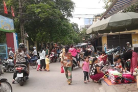 Hà Nội: Chợ cóc “quây” trường mầm non, "nuốt chửng" sân chơi