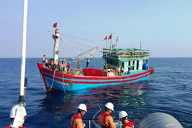 Cứu hộ 19 thuyền viên trên tàu cá chết máy