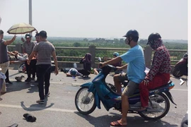 Tại nạn liên hoàn nghiêm trọng trên cầu Vĩnh Tuy, xe ô tô con đâm 4 xe máy