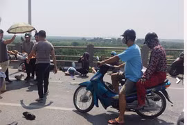 Tại nạn liên hoàn nghiêm trọng trên cầu Vĩnh Tuy, xe ô tô con đâm 4 xe máy