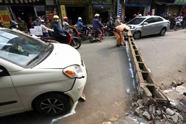 Hà Nội: Xe ô tô Kia Moning tông đổ cột điện