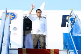 Tổng thống Philippines Duterte đã đến Nội Bài, bắt đầu thăm Việt Nam
