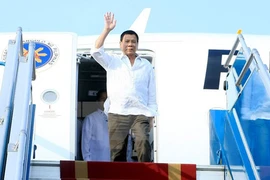 Tổng thống Philippines Duterte đã đến Nội Bài, bắt đầu thăm Việt Nam
