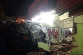 Đi bộ trên vỉa hè, một phụ nữ bị xe tải đâm chết