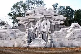 1.400 tỷ đồng xây dựng tượng đài "Bác Hồ và các đồng bào dân tộc Tây Bắc" là không đúng