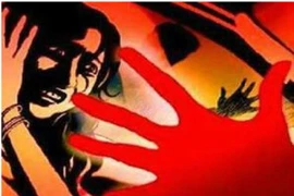 Ba gã hàng xóm hiếp dâm tập thể một phụ nữ đã ly hôn