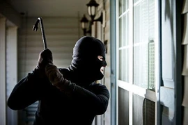Bị phát hiện, trộm điên cuồng đâm chết nữ chủ nhà