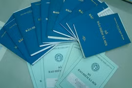 Công ty có quyền giữ sổ bảo hiểm của nhân viên?