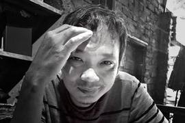 "Lên chùa bẻ một cành sen"