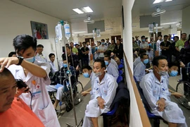 Những bác sĩ trong hiệu cắt tóc miễn phí