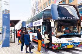 Xuất ngoại theo kiểu "bán tự túc"