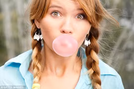 Tác hại không ngờ của nhai kẹo cao su, bánh mì