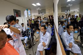 Những bác sĩ trong hiệu cắt tóc miễn phí