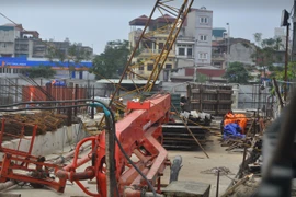 Gẫy cần cẩu công trình, hàng trăm người dân hoảng sợ