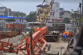 Gẫy cần cẩu công trình, hàng trăm người dân hoảng sợ