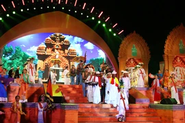 Ngày hội văn hóa Chăm: Điệu múa Apsara dưới chân tháp cổ