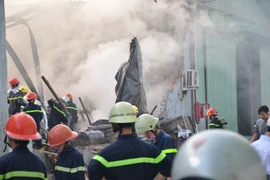 Xưởng hóa chất phát hỏa dữ dội, nhiều tiếng nổ phát ra