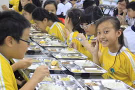 Hơn 400 trường tiểu học của Hà Nội áp dụng thực đơn chuẩn cho bữa ăn bán trú