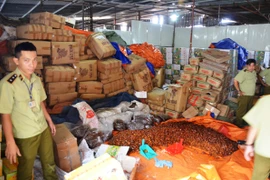 Đóng gói mứt bẩn nghi từ Trung Quốc để bán ra thị trường dịp Tết