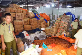 Đóng gói mứt bẩn nghi từ Trung Quốc để bán ra thị trường dịp Tết