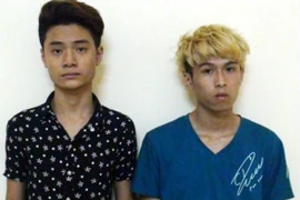 Bé gái 10 tuổi “chiều” 2 bạn trai trong cùng một ngày