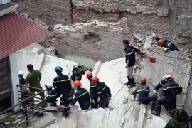 Vụ sập nhà 43 Cửa Bắc: Di dời khẩn cấp 3 hộ dân số nhà 45