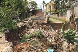 "Hố tử thần" nuốt nhà dân