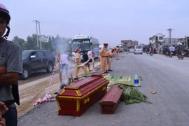 Ô tô tông xe máy, cả gia đình tử nạn thương tâm