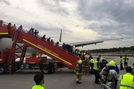 Một máy bay của Singapore bốc cháy trong khi hạ cánh khẩn cấp