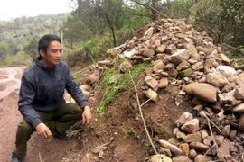 Ngôi mộ kỳ lạ ai đi ngang qua cũng phải... ném đá