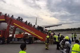 Một máy bay của Singapore bốc cháy trong khi hạ cánh khẩn cấp