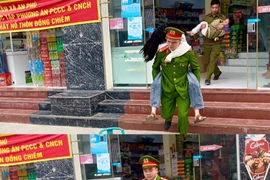 Cứu 3 người mắc kẹt trong tình huống cháy giả định tại khu dân cư 