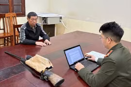Khởi tố 2 người đàn ông mang súng quân dụng... đi săn 