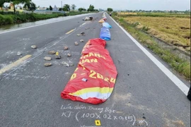 Khởi tố người phụ nữ dùng gạch đá chặn đường phơi thóc gây hậu quả nghiêm trọng