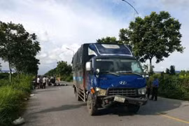 Đôi vợ chồng đi xe máy điện tử vong sau cú va chạm mạnh với ô tô tải