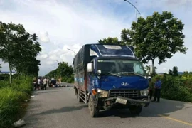 Đôi vợ chồng đi xe máy điện tử vong sau cú va chạm mạnh với ô tô tải