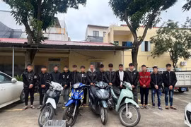 Xử lý nhóm đối tượng ném vỏ chai bia, đập phá 3 xe mô tô dựng trước quán bi-a
