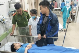 Công an phường Phương Liệt kịp thời hỗ trợ người bị thương đi cấp cứu 