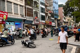 Cận cảnh hiện trường vụ ô tô bán tải húc, kéo xe máy ở phố Khâm Thiên