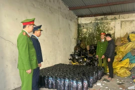 Nam thanh niên gom số lượng lớn 'khí cười' để... 'khởi nghiệp'