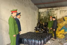 Nam thanh niên gom số lượng lớn 'khí cười' để... 'khởi nghiệp'