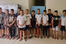 Tạm giữ 14 đối tượng dùng hung khí gây thương tích 2 người đi đường