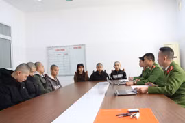 Ba nhóm thanh niên vác hung khí gây náo loạn đường phố vì...cái ngón tay