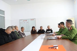 Ba nhóm thanh niên vác hung khí gây náo loạn đường phố vì...cái ngón tay