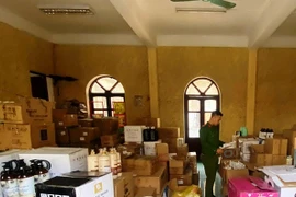 Đột kích kho hàng 'khủng' thu giữ số lượng lớn mỹ phẩm trôi nổi