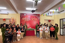 Công an quận Đống Đa sẻ chia yêu thương với trẻ em thiệt thòi 