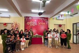 Công an quận Đống Đa sẻ chia yêu thương với trẻ em thiệt thòi 