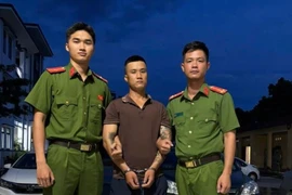 Nam thanh niên cướp giật điện thoại của bé trai