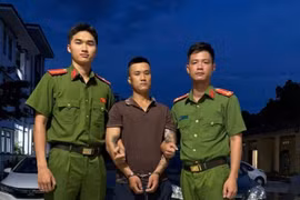 Nam thanh niên cướp giật điện thoại của bé trai