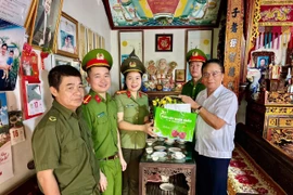 Công an xã Tây Phương tri ân các gia đình liệt sỹ Công an nhân dân